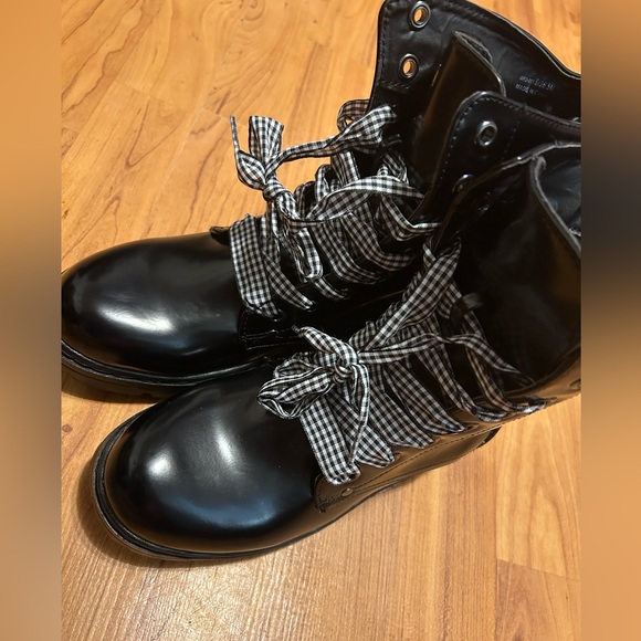 Boots - Picture 4 of 8
